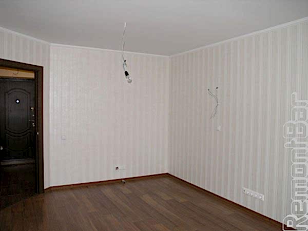 Стены комнаты, кухни и коридора оклеены флизелиновыми обоями.