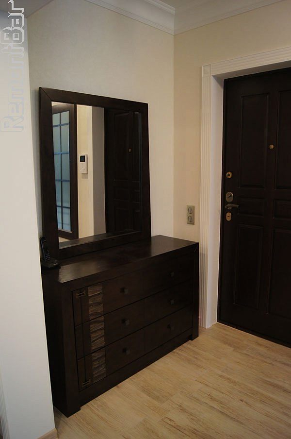 Начнем с входной группы - прихожая и коридор. После небольшой перепланировки и отделки здесь стало просторней. К тому же дизайнер разделил эти два ранее близких по своим функциям помещения. Теперь коридор как бы стал частью общей комнаты, а прихожая, после того, как мы демонтировали перегородку с дверью, плавно переходит в кухню (см. проект>). К слову, холодильник так же разместился в коридоре. Таким образом мы реализовали основную задумку архитектора и пожелание заказчика - эффективное использование полезной площади.