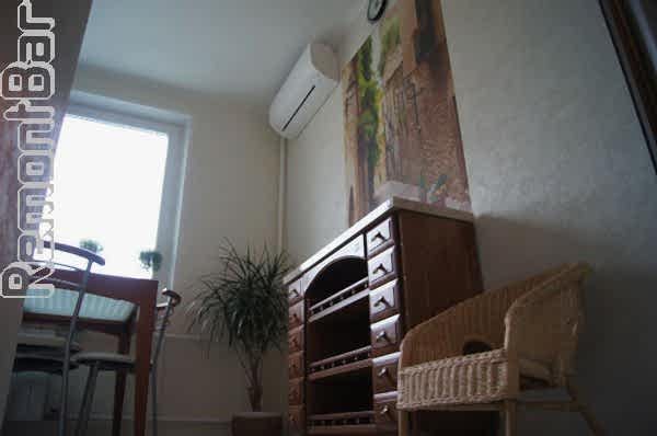 Кухня получилась светлой и удобной. При совсем небольшой (относительно) площади мы разместили здесь небольшой комод и даже декоративное деревце.