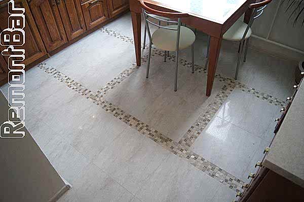 Пол в кухне - керамогранит. А декоративные вставки - мозаика.