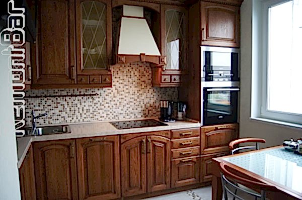 Этой же мозаикой облицован кухонный фартук.