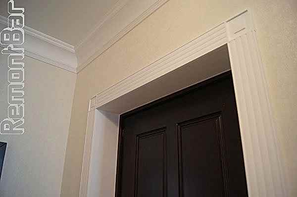 отделка откосов входной двери полиуретановыми наличниками