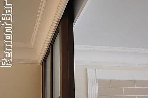 Очень интересен порядок установки раздвижной перегородки. В отличие от обычных дверей, которые обычно устанавливаются на финише, эти пришлось устанавливать в процессе, после того, как были отшпатлеваны стены и потолок и уложена плитка, но до того, как поклеяны обои и окрашен потолок.