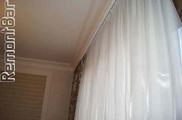 карниз спрятан в декоративной нише