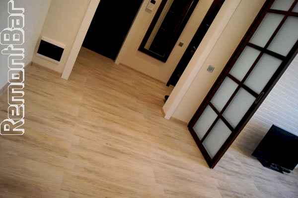 единое половое покрытие из керамогранита в прихожей, коридоре и гостиной