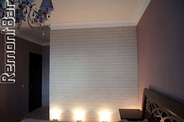 подсветка декоративного кирпича в спальной комнате