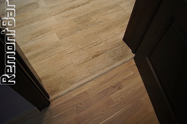 стыковка керамогранита и паркетной доски через полиуретановый порожек