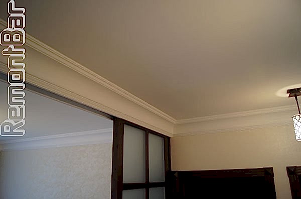 потолочный плинтус скрывает декоративно механизм раздвижной перегородки