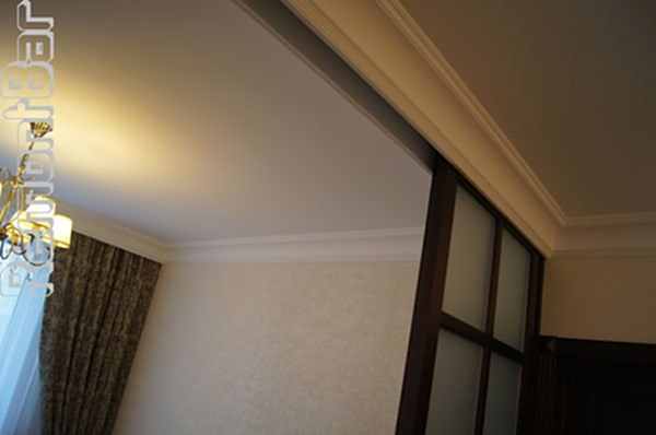 полиуретановые молдинги декоративно скрывают механизм раздвижных дверей