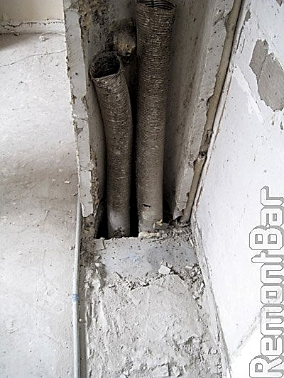 На фото видно, что гофры заведены в квартиру этажем ниже, перекрыв и баз того маленький проем в вентиляционной шахте. Так, по-соседски, был решен вопрос с жильцами нижней квартиры о незаконном увеличении прощади кухни.