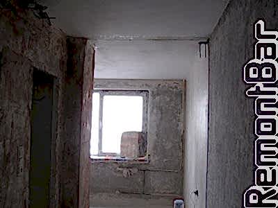 Прихожую и кухню "объединили", демонтировав перегородку с дверью.