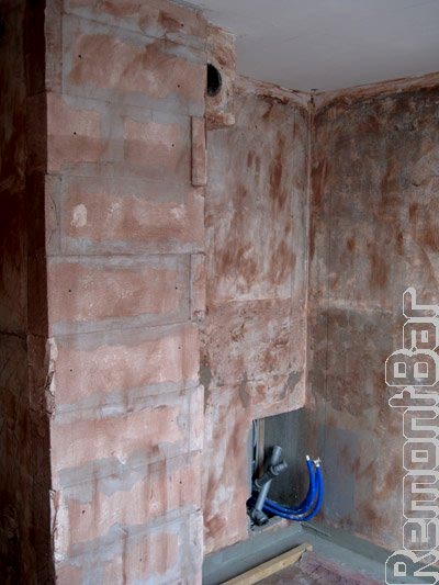 Стены и потолок в кухне так же будут полностью оштукатурены (на фото стены обработаны бетоконтактом). К слову, наряду с ванной комнатой, в кухне очень важно соблюсти правильную геометрию помещения. Это поможет без проблем установить кухонный гарнитур, сделать конструкции многоуровневых потолков (если они должны быть по проекту), красиво уложить напольную плитку.