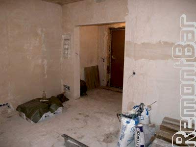 Слева от проема расположен электрощит. Само-собой, вся электропроводка в квартире заменена, увеличено количество электророзеток и осветительных приборов (см. проект >). В дальнейшем в этой части коридора будет установлен шкаф-купе, и щиток спрячется за раздвижной дверью.