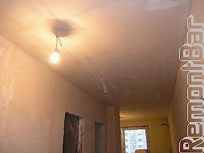 Потолок и стены оштукатурены, проведена немалая работа над геометрией помещения - все углы прямые (90 градусов), поверхности ровные с нулевыми уклонами.