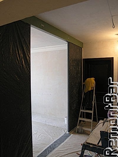 Перегородку установили и полностью защитили полиэтиленовой пленкой.