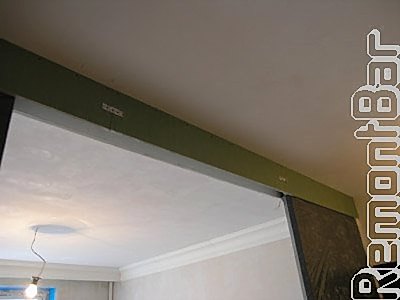 Затем обшиваем направляющую рейку раздвижного механизма гипсокартоном (без каркаса) - прячем ролики и создаем основу для монтажа потолочных плинтусов.