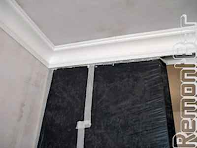 Теперь можно клеить обои и красить потолок с плинтусом.