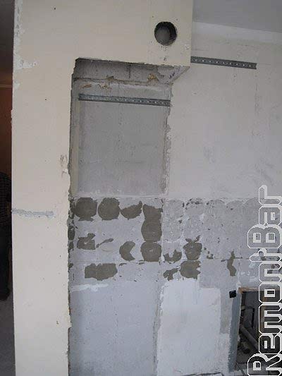 Вентиляционный шкаф, как видно, прежними жильцами был уменьшен втрое, сответственно втрое уменьшив его пропускную способность. Все это дело мы разобрали, отрезали соседские "рукава"...