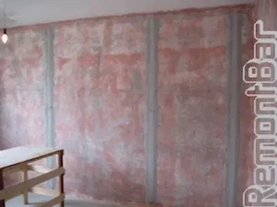 Выставляем маяки, по ним оштукатуриваем стены.