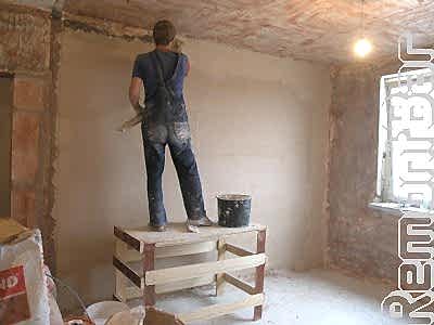 Так же как и во всей квартире, на совесть выравниваем стены и потолок гипсовой штукатуркой.