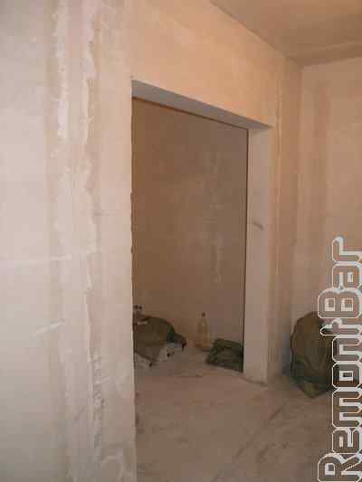 ...построили заново, расширив проем. Затем все поверхности (и стены и потолок) оштукатурили гипсовой штукатуркой под маяк. Идеально ровные поверхности очень важны для дальнейшей реализации проекта - задуманы широкие потолочные карнизы, которые на не очень ровные углы и поверхности установить просто невозможно.