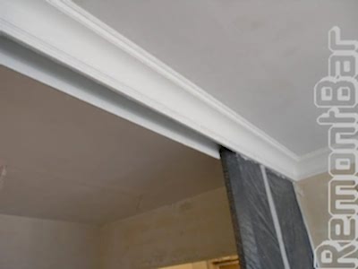 Клеим потолочные плинтуса по периметру каждой части помещения - отдельно прихожая, отдельно зал.