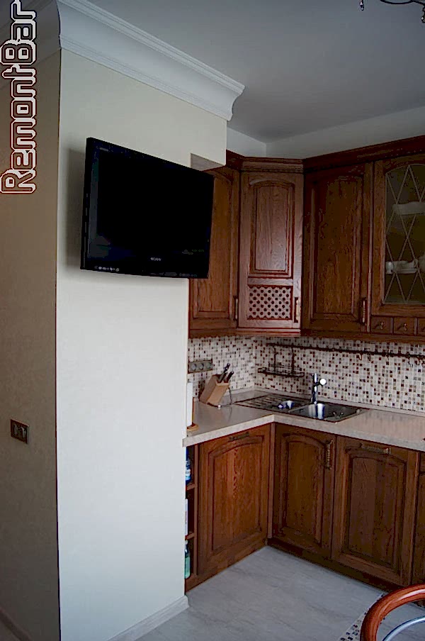 Телевизор в кухне висит на стенке вентиляционного шкафа в котором находится, соответственно, общедомовая вентиляционная шахта. В домах подобной планировки вентиляционная шахта - довольно соблазнительная возможность увеличить кухню на нелишние 0,5 квадратных метра. Только увеличение это идет в ущерб здоровью и безопасности остальных жителей дома. Например, в этой квартире, расположенной на 18-ом этаже, прежние хозяева не побрезговали срезать и уменьшить вентиляционную шахту в пользу собственной выгоды, отрезав нижним 16-ти жилым квартирам вентиляцию практически полностью - и в ванной, и в туалете и на кухне.