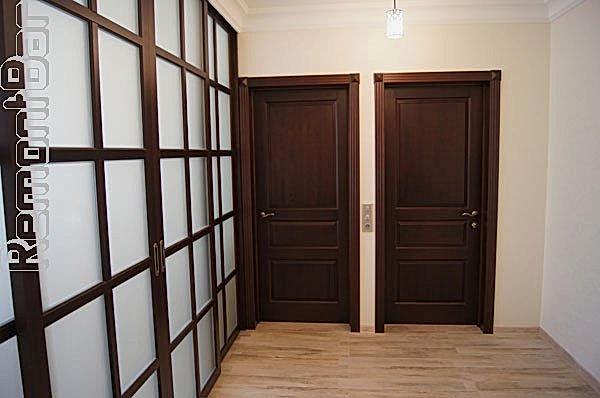 Бывший коридор теперь является частью общего зала, для этого достаточно раздвинуть перегородку. Но и функции коридора никто не отменял - помещение проходное.