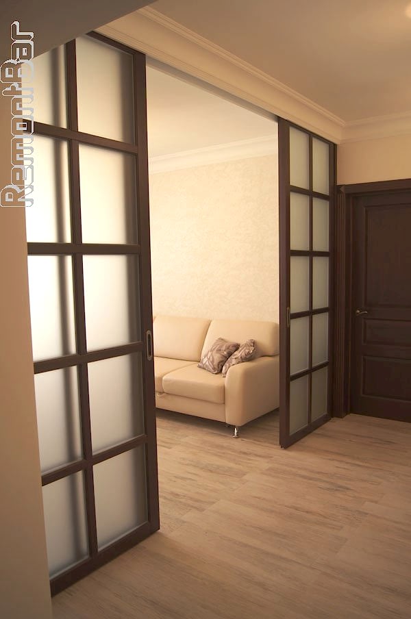 Объединение коридора и общего зала - довольно интересное решение. Основа задумки - увеличение пространства, расширение границ помещения. Меньше бетонных перегородок - больше света и воздуха.