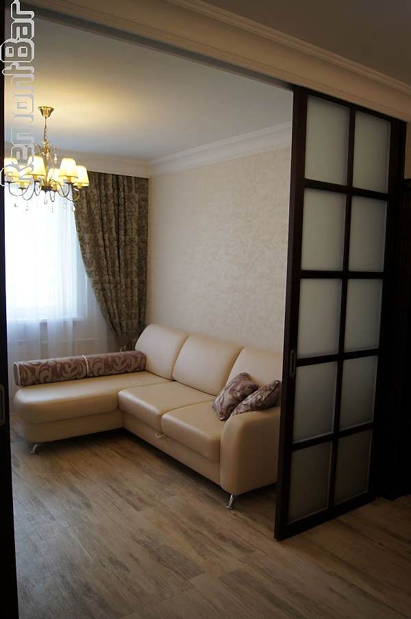 Соответственно, использованы и общие отделочные материалы (они же и в прихожей) - единый потолок, один вид обоев и напольного покрытия (керамогранит, имитирующий деревянный паркет).