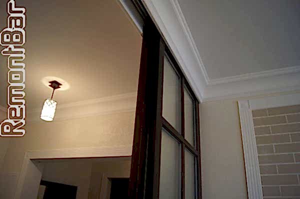 перегородка, отделяющая гостиную от коридора