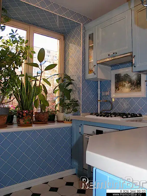 ремонт кухни - ВДНХ В процессе выполнения работ заказчик внес несколько изменений в планировку. В частности, вместо стола и двух стульев решено было установить буфет. Кухня не настолько велика, что бы устраивать из нее полноценную столовую, а буфет оказался более выигрышным решением, добавив пространства для хранения посуды.