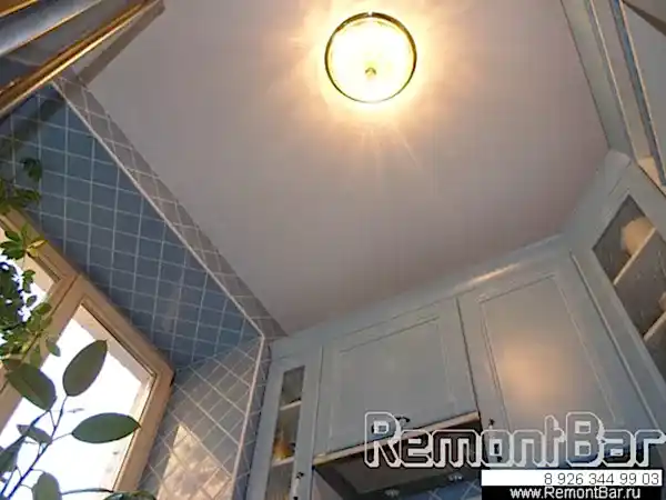 Потолок оштукатурен, хотя изначально планировался натяжной, поскольку он обошелся бы несколько дешевле. Но, после демонтажа, немного поразмыслив, мы сделали вывод, что высота потолков станет еще меньше, поскольку так их пришлось бы опустить минимум на 7 см (с учетом закладки под встроенные светильники). В итоге, потолок выровнен гипсовой штукатуркой (потеря - 3 см), а осветительный прибор остался один (люстра очень подходит к данной концепции). Плюс, мы полностью демонтировали старую стяжку, а новую сделали потоньше, опустив на целых 3 см...