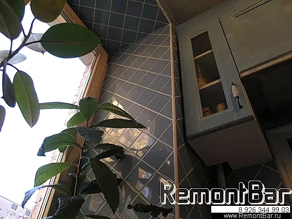 По просьбе заказчика, плитку на стенах (фартук кухни и под окном) и на откосах мы уложили по-диагонали. Очень оригинальный (однако, и очень трудоемкий) способ. Смотрится необычно и радует глаз. По просьбе заказчика, плитку на стенах (фартук кухни и под окном) и на откосах мы уложили по-диагонали. Очень оригинальный (однако, и очень трудоемкий) способ. Смотрится необычно и радует глаз.