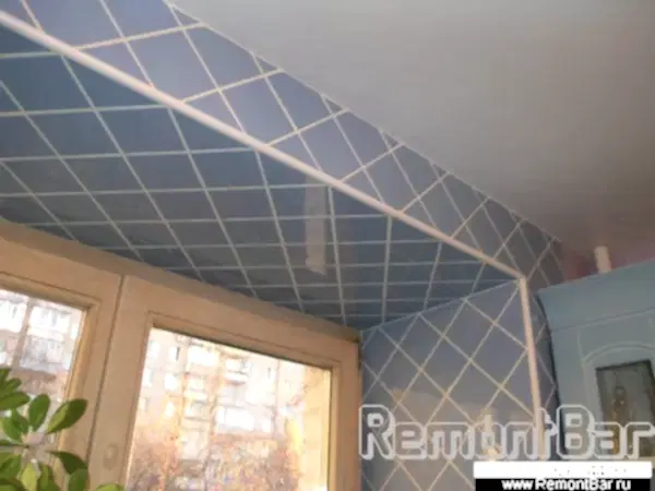 Углы отделали обычной пластиковой раскладкой белого цвета (в тон затирки). Многие считают, что пластиковая раскладка смотрится слишком простовато, утилитарно и неприменима в отделке такого уровня. Уверяю Вас, что это не так. Главное - уложить ее правильно. Углы отделали обычной пластиковой раскладкой белого цвета (в тон затирки). Многие считают, что пластиковая раскладка смотрится слишком простовато, утилитарно и неприменима в отделке такого уровня. Уверяю Вас, что это не так. Главное - уложить ее правильно.