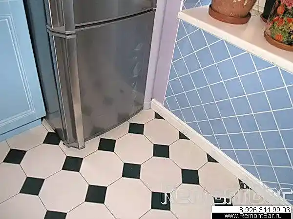 ...Изначально делать это не планировалось - плоскость ее была достаточно правильной по всей площади квартиры, а ремонт мы делаем только в одной ее половине, соответственно, есть опасения, что демонтировав стяжку при втором этапе ремонта в комнатах, мы наткнемся на перекошенную плиту и уже не сможем соблюсти единый уровень для всей квартиры. Но, изучив уровень пола в комнатах более тщательно (для этого мы даже высверлили несколько отверстий в напольном покрытии и стяжке, нащупав бетонную плиту-перекрытие), пришли к выводу, что можем себе позволить опустить его, сэкономив столь важные сантиметры. Изначально делать это не планировалось - плоскость ее была достаточно правильной по всей площади квартиры, а ремонт мы делаем только в одной ее половине, соответственно, есть опасения, что демонтировав стяжку при втором этапе ремонта в комнатах, мы наткнемся на перекошенную плиту и уже не сможем соблюсти единый уровень для всей квартиры. Но, изучив уровень пола в комнатах более тщательно (для этого мы даже высверлили несколько отверстий в напольном покрытии и стяжке, нащупав бетонную плиту-перекрытие), пришли к выводу, что можем себе позволить опустить его, съэкономив столь важные сантиметры.