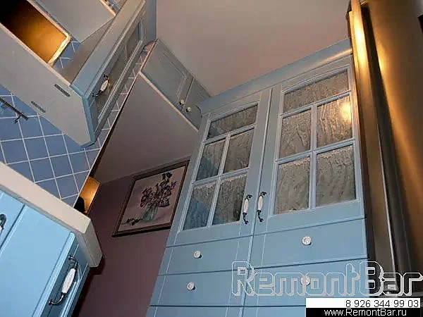 А так выглядит новая антресоль в коридорчике. Мы сделали ее немного поменьше (подняв уровень потолка), однако дверцы теперь расположены с обеих ее сторон, т.е. полезной площади и удобства пользования только прибавилось. А дверцы для антресоли были заказаны вместе с кухонным гарнитуром. А так выглядит новая антресоль в коридорчике. Мы сделали ее немного поменьше (подняв уровень потолка), однако дверцы теперь расположены с обеих ее сторон, т.е. полезной площади и удобства пользования только прибавилось.