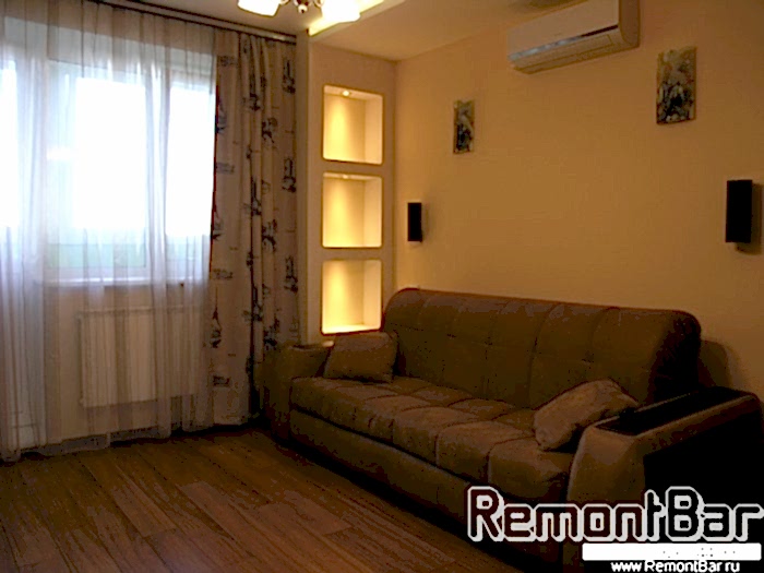 Стены в гостиной - обои с покраской. Полки (они же короб, в котором прячется стояк отопления) и потолок из гипсокартона.