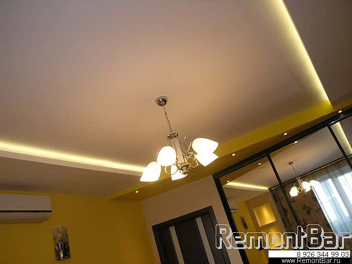 Потолок при полной подсветке - центральная люстра, подсветка шкафа и светолиодные ленты по периметру