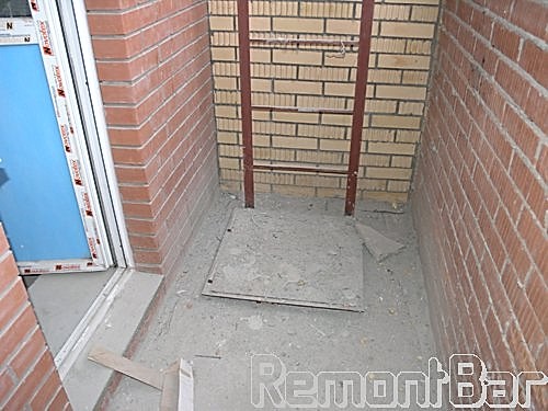 Изначально люк представляет собой, честно говоря, просто кусок железа, который не очень привлекательно будет смотреться на новом полу, облицованном хорошим керамогранитом. Поэтому, мы заменили его на специальный напольный люк, предназначенный как раз для таких случаев. Он полностью интегрируеся в стяжку, не болтается и не люфтует, размер его был подобран под нашу плитку, которой мы его вместе со всем полом и облицевали.