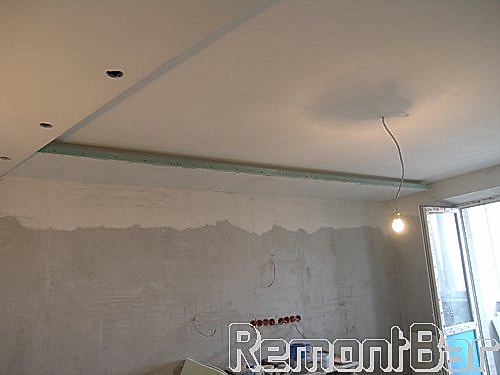 Потолок из гипсокартона по всей квартире 2-3-х уровневый. Даже основная центральная часть - гипсокартон. Опустить уровень потолка по всей квартире было решено для того, что бы заложить слой шумоизолирующей минеральной ваты по всей поверхности