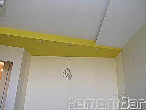 В гостиной потолок - 3х уровневый. Прямо перед нами - ниша для шкафа-купе. Подсветка из точечных светильников - специально для него. Плюс заложен провод для внутреннего освещения