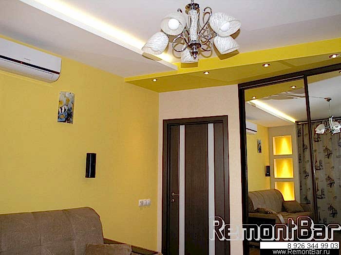 Шкаф (как и все остальные шкафы, а так же кухонный гарнитур) так же изготовлен и установлен нашим партнером. А справа и слева от шкафа - гипсокартонные короба с нишами для светодиодных лент - дополнительная подсветка потолка