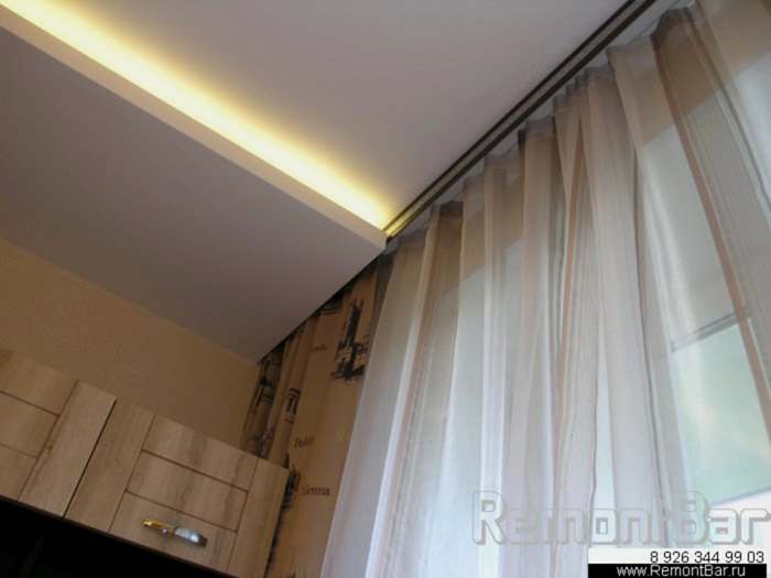 Гипсокартонные конструкции на потолке образуют так же и нишу, в которой спрятан карниз для штор