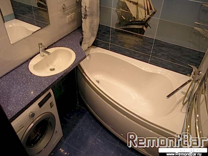 В ванной решено все достаточно просто. Угловая акриловая ванна и столешница, под которой уместили стиральную машину
