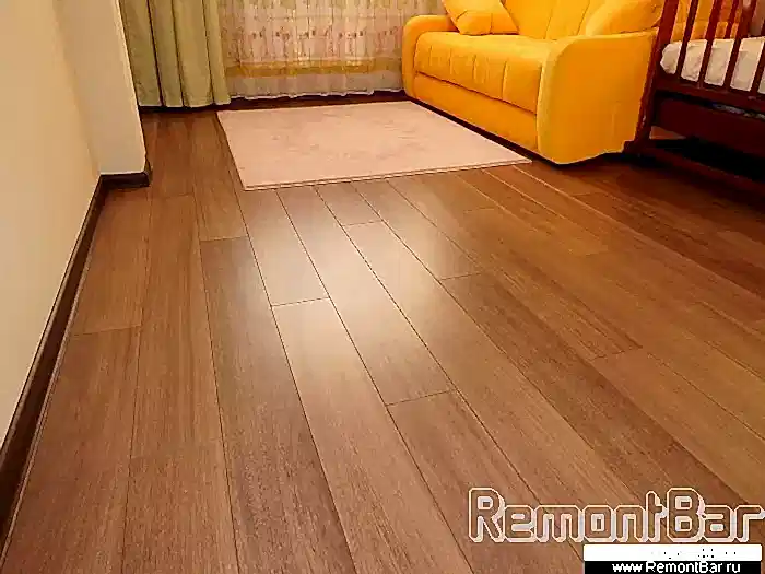 В детской комнате так же - обои под покраску, ламинат на полу ("ковром" по всей квартире, кроме кухни, части коридора и санузлов, соответственно).