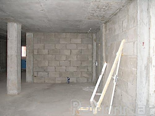 Квартира свободной планировки. Ни одной перегородки, по периметру только блочные стены и монолитные ж/б колонны