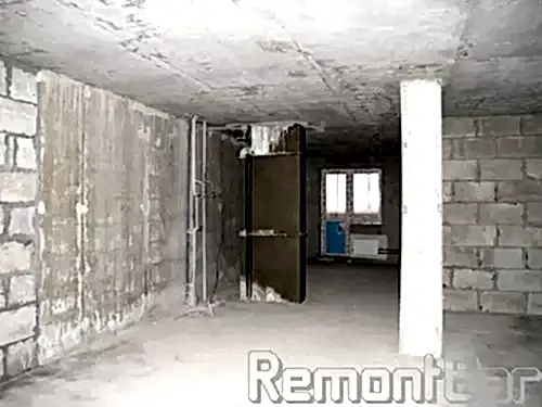 Из коммуникаций - вентиляционный шкаф, стояки водоснабжения и канализации, радиаторы отопления