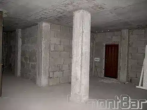 Пол и потолок - железобетонный монолит. Т.е. и пол, и потолок, как и стены, обязательно нужно выравнивать под маяк.