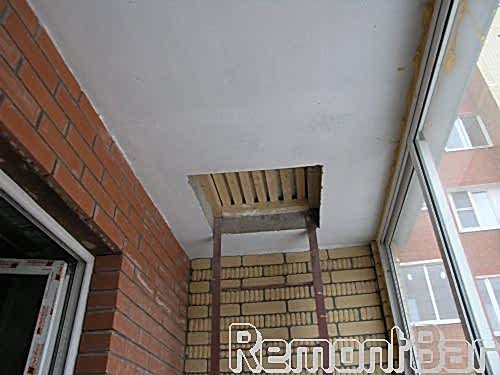 Как видите, пожарный люк соседи сверху не постеснялись замуровать деревянной решеткой, чем грубо нарушили правила пожарной безопасности, отрезав себе и соседям пути эвакуации